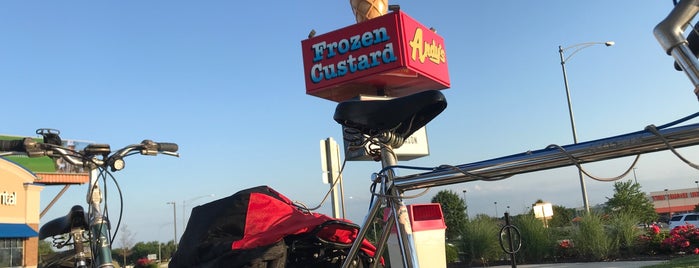 Andy's Frozen Custard is one of สถานที่ที่ Laura ถูกใจ.