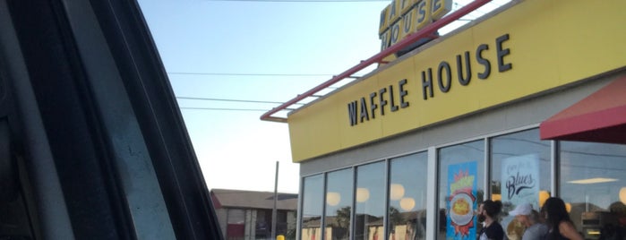 Waffle House is one of Tempat yang Disukai Luis.