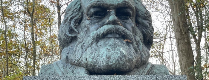Karl Marx's Grave is one of London bucket list.