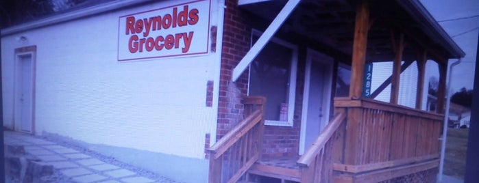 Reynolds Grocery is one of สถานที่ที่ Jordan ถูกใจ.
