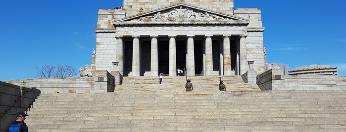 Shrine of Remembrance is one of Lugares favoritos de William.
