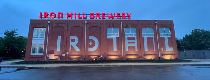Iron Hill Brewery & Restaurant is one of สถานที่ที่ Lisa ถูกใจ.