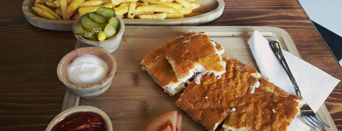 Snack House Cafe is one of Lugares guardados de çiğdem.