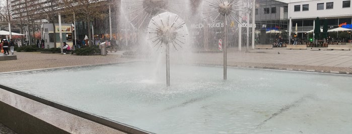 Pusteblumenbrunnen Prager Straße is one of To do.