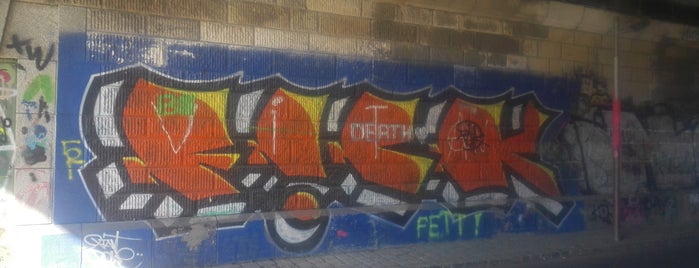 Graffitis Donaukanal (Höhe Friedensbrücke) is one of Street Art In Wien.