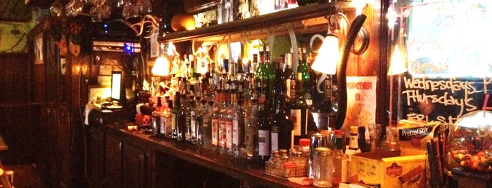 Boulevard Tavern is one of Locais curtidos por Jackie.