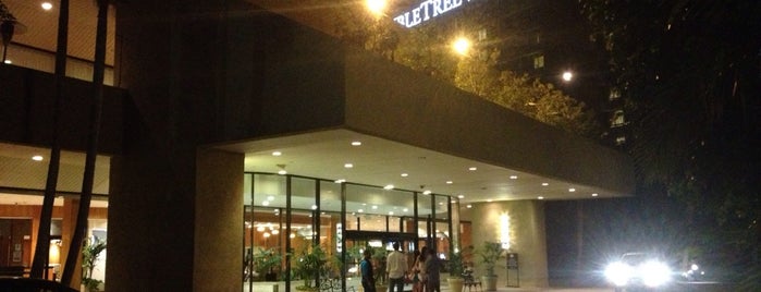 DoubleTree by Hilton Hotel Los Angeles - Westside is one of สถานที่ที่ Mert ถูกใจ.