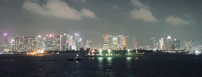 Singapore Strait is one of Сингапур.