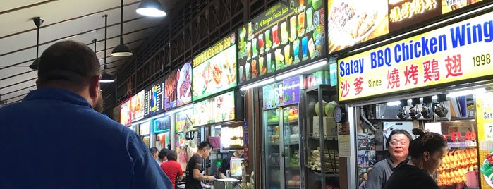 Hai Kee Seafood (Stall #01-78) is one of Orte, die James gefallen.