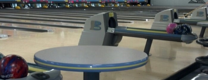 Santa Clarita Lanes is one of สถานที่ที่บันทึกไว้ของ Valerie.