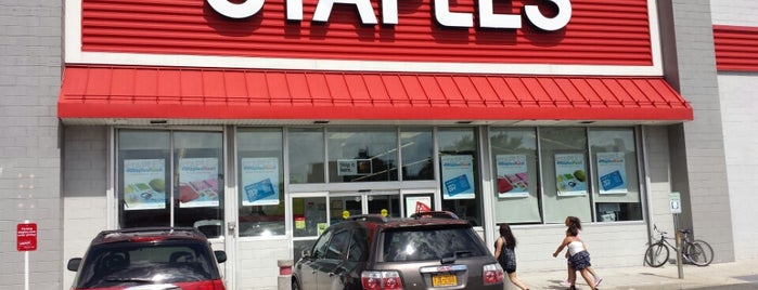 Staples is one of Lugares favoritos de Pam.