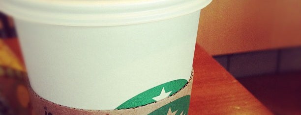 Starbucks is one of Lugares favoritos de Cory.