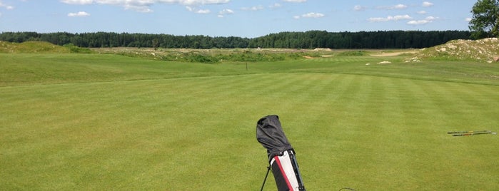 Gorki Golf Club is one of Saint P.