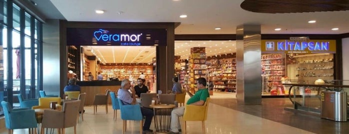 Veramor Cafe Lounge is one of สถานที่ที่ Özden ถูกใจ.