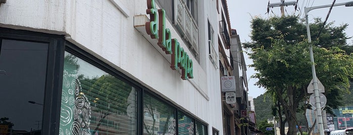 a la papa (아라파파) is one of 카페/디저트투고.