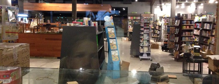 Changing Hands Bookstore is one of Tempat yang Disukai Randi.