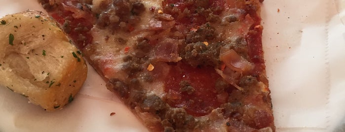 Sal'z Pizza is one of Lugares favoritos de Jim.