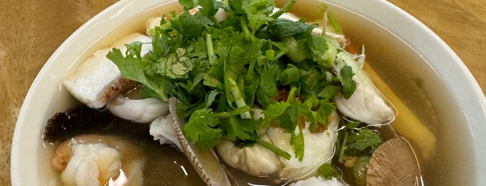 海脚人海鲜粉鱼头米 Hai Kah Lang Seafood & Fish Head Noodle is one of Bib Gourmand (Michelin Guide Malaysia).