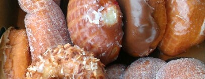 Pao's Donuts is one of Posti salvati di Jackie.