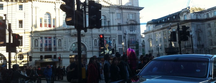 Piccadilly Circus is one of Posti che sono piaciuti a oleg.
