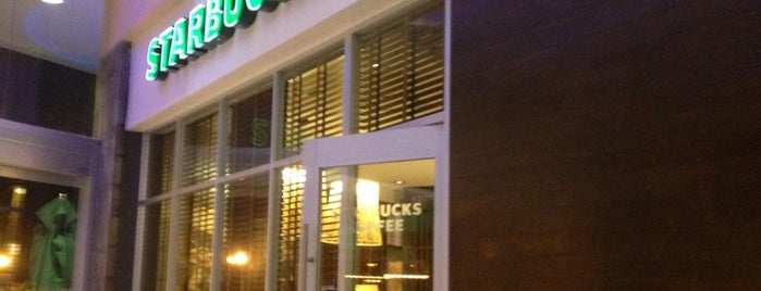 Starbucks is one of Orte, die Adrian gefallen.