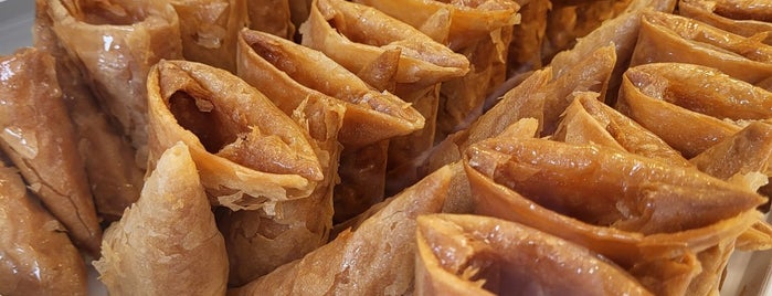 Ελενίδης is one of Sweets/Pastries/Pies (SKG) 🥖🥐🍧🍰🍩.