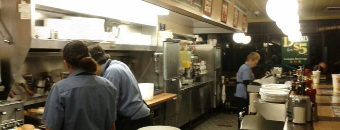 Waffle House is one of Locais curtidos por Courtney.