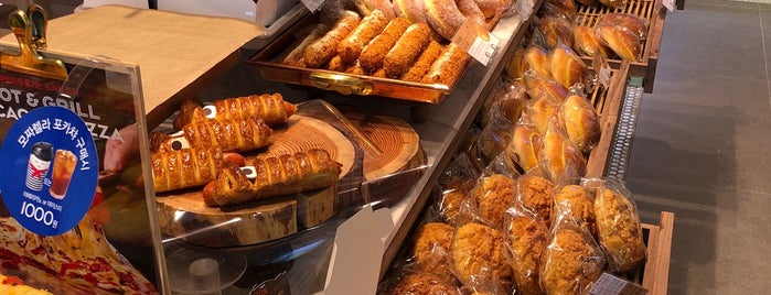 PARIS BAGUETTE Bakery Deli is one of Lugares favoritos de Ryan.