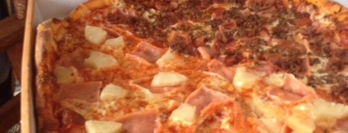 Georgio's Pizza is one of Locais salvos de Constantine.