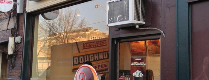 Krispy Kreme Doughnut Café is one of Lugares favoritos de Ethan.