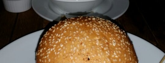 Gourmet Burger Kitchen is one of HanNage'nin Beğendiği Mekanlar.