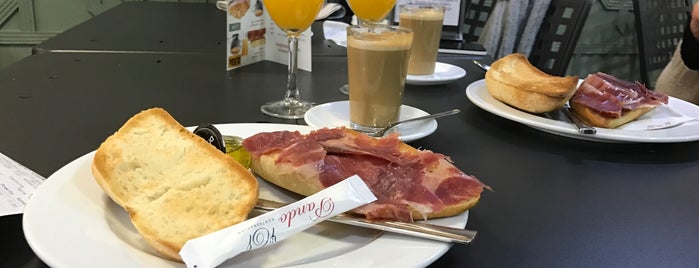 Pandora Cafe is one of Sevilla.