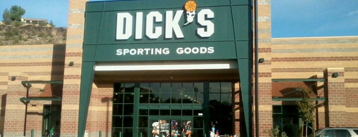 DICK'S Sporting Goods is one of สถานที่ที่ G ถูกใจ.