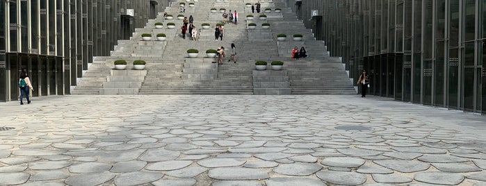 이화여자대학교 ECC 이화-신한 노트북열람실 is one of 이화여자대학교 Ewha Womans University.