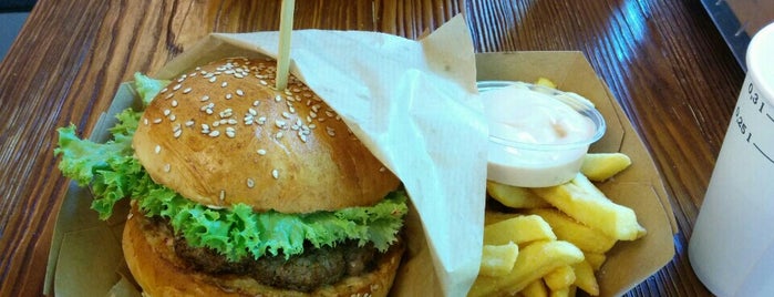 Regal Burger is one of Lieux qui ont plu à Martin.