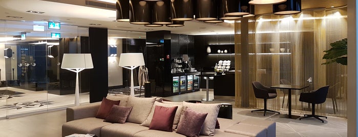 Hilton Executive Lounge is one of Tempat yang Disukai Rickard.