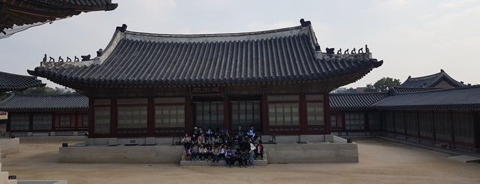 Gyeongbokgung Palace is one of Orte, die Rickard gefallen.