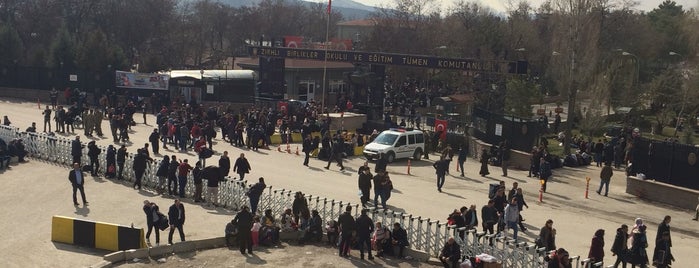 Zırhlı Birlikler Okulu ve Eğitim Tümen Komutanlığı is one of Orte, die Gülin gefallen.