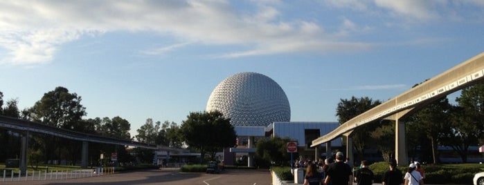 Epcot Parking Lot is one of Locais curtidos por Joey.