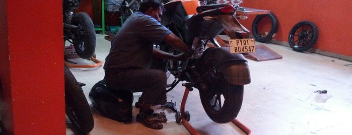 KTM Bajaj Service Centre is one of Deepak'ın Beğendiği Mekanlar.