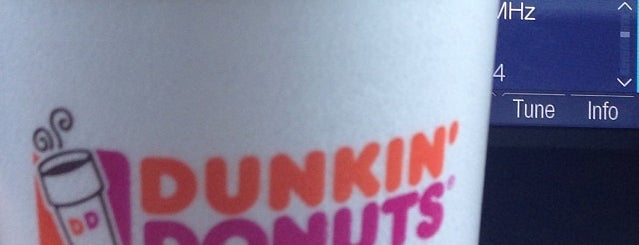 Dunkin' is one of Lieux qui ont plu à Shay.
