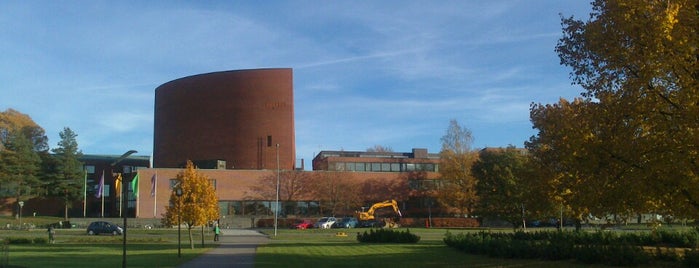 Undergraduate Centre is one of Tempat yang Disukai Oliver.