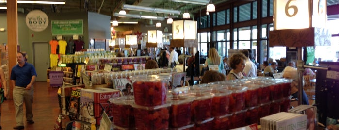 Whole Foods Market is one of Ver mas tarde.