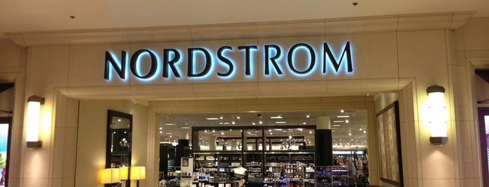 Nordstrom is one of Lieux qui ont plu à Jared.