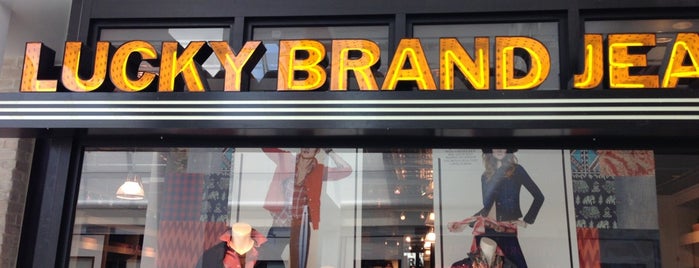 Lucky Brand is one of Bobさんのお気に入りスポット.