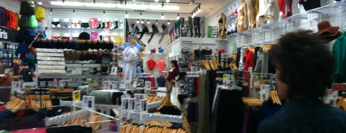 American Apparel is one of Tempat yang Disimpan Dilek.