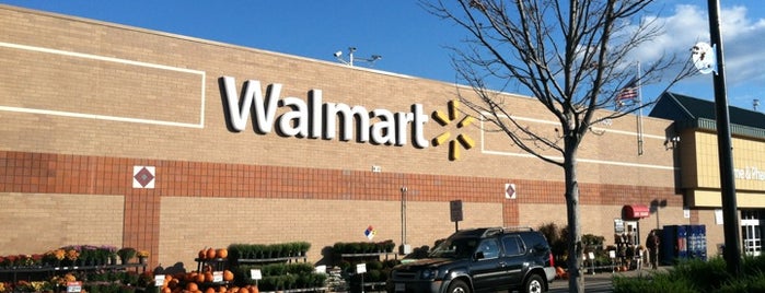 Walmart Supercenter is one of Tempat yang Disukai Bryan.