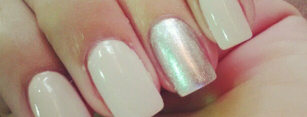 Divine Nails is one of Albertさんのお気に入りスポット.