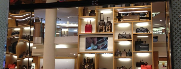 Louis Vuitton is one of Tempat yang Disimpan Bruna.