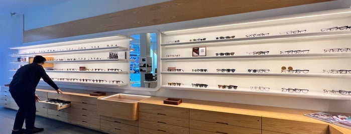 Oliver Peoples is one of Chicago.